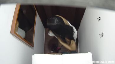 Brunetka je ošukána na masážním stole