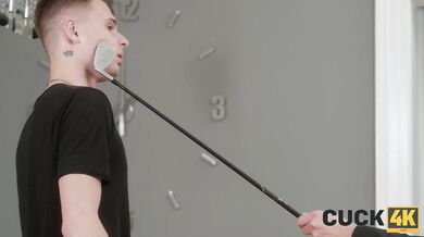 Blondýnka v punčochách si užije tvrdý anál