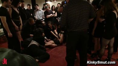 Jessie Cox si na hradě dá veřejný bondážový gangbang