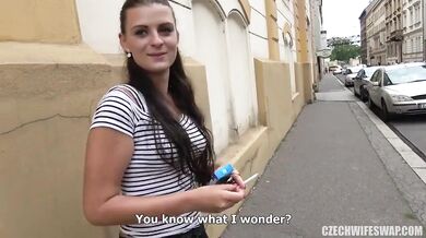 Štíhlá brunetka Alice Nice si vyzkouší výměnu manželek