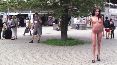 Nahá Michaela Isizzu na veřejnosti