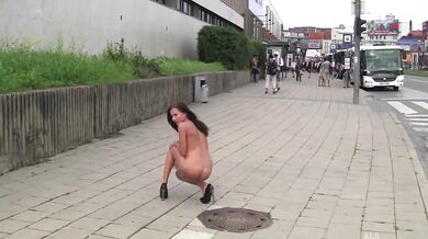 Nahá Michaela Isizzu na veřejnosti