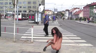 Nahá Michaela Isizzu na veřejnosti