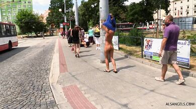 Kari Milla mezi lidmi na veřejnosti