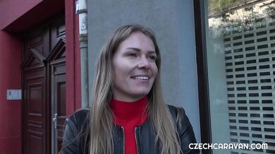 Šukání v karavanu s blondýnkou Claudia Mac