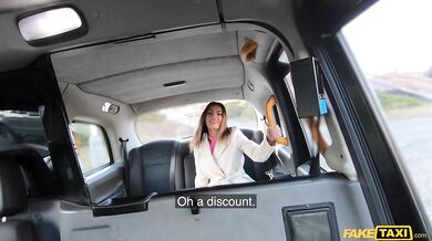 Fit MILF Kitana Lure šuká s vybaveným taxikářem