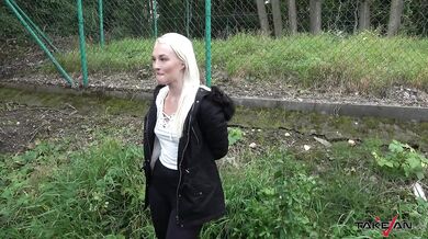 Drobná blondýnka šuká v TakeVan