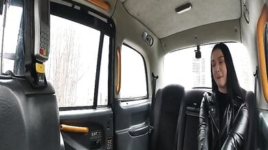 Černovláska Lady Gang šukající s taxikářem