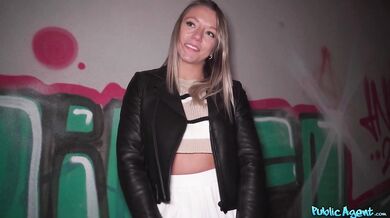 Ashley Morena dostane sperma do kundy od Public Agenta
