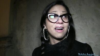 Brýlatá španělská kundička Julia De Lucia ukáže creampie