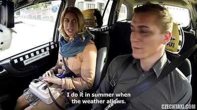 Ani Black Fox šuká s nadrženým taxikářem v taxíku