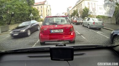 Ani Black Fox šuká s nadrženým taxikářem v taxíku