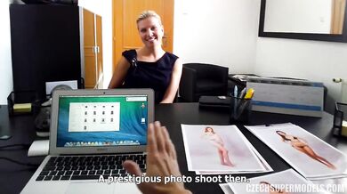 Nadějná modelka si zašuká se svým agentem