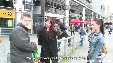 Štíhlá zrzka si zašuká se svým přítelem ve čtyřce