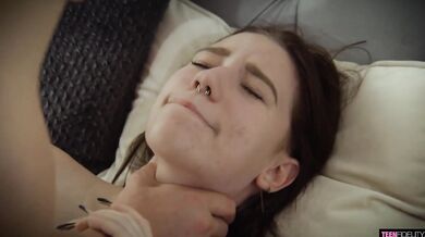 Brunetka Maya Sinn dostane sperma do kundičky a ukáže creampie