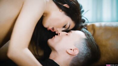 Český pornoherec si zašuká se sexy černovlásky Kama Oxi