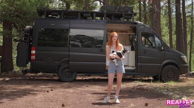 Teen zrzka Scarlet Skies šukající v obytné dodávce