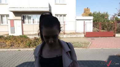 Teen nymfa se nechá ojet v dodávce