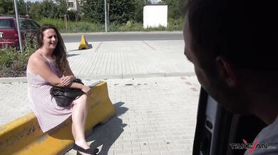 BBW brunetka šuká s cizím chlapem v dodávce