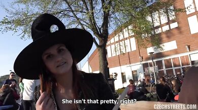 Šukání prsaté sexy čarodějnice za rychlý prachy