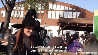 Šukání prsaté sexy čarodějnice za rychlý prachy