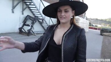 Šukání prsaté sexy čarodějnice za rychlý prachy