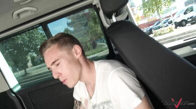 Prsatá teen blondýnka šuká v TakeVan
