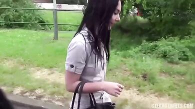 Public Agent ošuká sexy černovlásku Zoey Sugar v lese