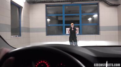 Brigádnice šuká se zákazníkem v myčce aut