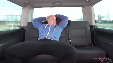 Teen brunetka se nechá postříkat v dodávce