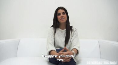 Krásná 18letá brunetka se ukáže nahá poprvé před kamerou