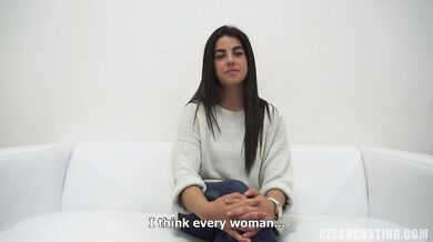Krásná 18letá brunetka se ukáže nahá poprvé před kamerou