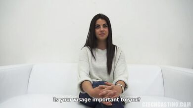Krásná 18letá brunetka se ukáže nahá poprvé před kamerou
