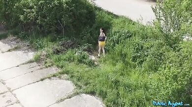 Černovlasá kundička šuká s Public Agentem za rychlý prachy