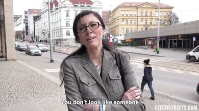 Brýlatá MILFka ošukaná na ulici za rychlý prachy