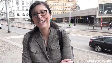 Brýlatá MILFka ošukaná na ulici za rychlý prachy