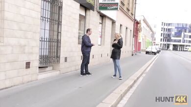 Blondýna šuká s cizím chlapem za dozoru svého partnera