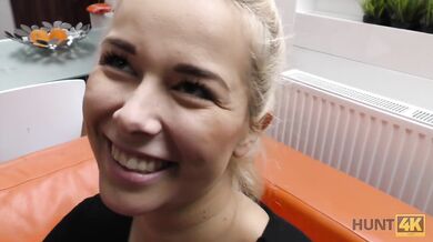 Blondýna šuká s cizím chlapem za dozoru svého partnera