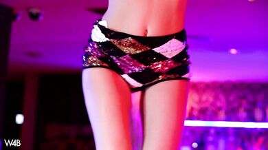 Striptýz a lesbické hrátky ve strip klubu s Katya Clover a Lexi Dona