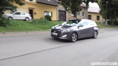 Šukání a dráždění zrzky na ulici za rychlý prachy