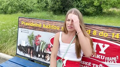 Eveline Dellai šuká s velkým černým pérem v přírodě