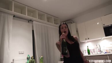Dvojčata Eveline a Silvia Dellai v domácí porno trojce