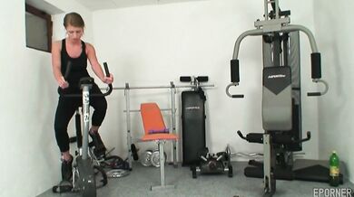 Šukání se sexy nadrženou fitness trenérkou ve fitku