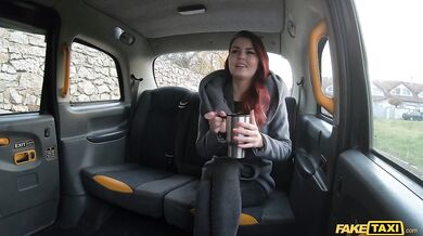 Červenovláska Cindy Shine šuká s taxikářem