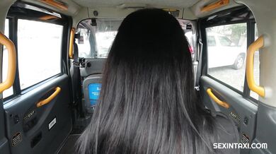 Černovláska Zuzu Sweet dovádí v taxíku s taxikářem