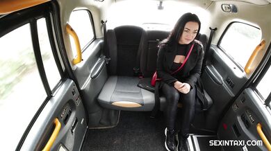 Černovláska Zuzu Sweet dovádí v taxíku s taxikářem