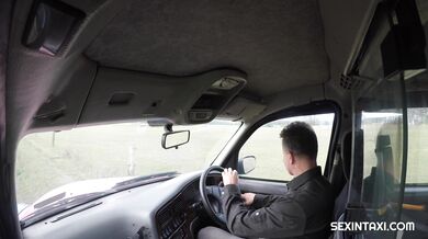 Černovláska Zuzu Sweet dovádí v taxíku s taxikářem