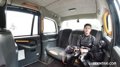 Taxikář vyjebe s prsatou cikánkou