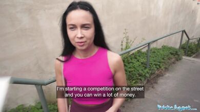 Public Agent šukající v kůlně sexy prsatou brunetkou