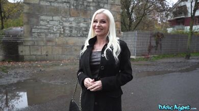 Public Agent ojede na veřejnosti prsatou blond MILFku